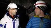 Prof. Michael Krautblatter (rechts) von der Technischen Universit&auml;t M&uuml;nchen geleitet Karsten Schwanke in die Stollen auf 2.800 Meter H&ouml;he, die zur Permafrostlinse der Zugspitze f&uuml;hren.