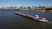 Die MS Rolf-Moni auf dem Weg zum Duisburger Hafen hat 2000 Tonnen Schrott geladen.