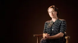 Ulrike Knobloch als die einer j&uuml;dischen Kaufmannsfamilie entstammenden K&auml;te Stresemann erz&auml;hlt vom Gerede der Leute &uuml;ber ihre Ehe mit Gustav Stresemann.