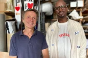 Yared Dibaba mit Requisiteur und Scheunenretter Jürgen Taube. Yared Dibaba mit Requisiteur und Scheunenretter Jürgen Taube.