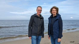 Prof. Dr. J&ouml;rn Behrens (Universit&auml;t Hamburg) und Lena Ganschow im Wattenmeer.
