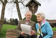Gustl (Sepp Schauer, l.) zeigt K&auml;the (Luise Deschauer, r.) das Bild, das er f&uuml;r Alfons gemalt hat.