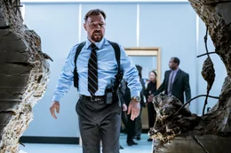 Detective Mulligan (Stephen Graham) erkennt, dass Eddie vor der Polizei geflohen ist.