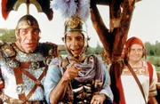Noch lachen sie, der tumbe Caius Bonus (Jean-Pierre Castaldi, l.) und der wahnsinnige Tullius Destructivus (Roberto Benigni, mi.) &ndash; doch gleich gibt&rsquo;s was auf die M&uuml;tze.