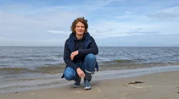 Presenterin Lena Ganschow im Watt - auch in der Nordsee k&ouml;nnen Tsunamis entstehen.