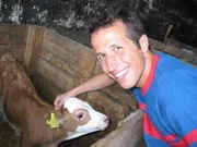 Willi Weitzel will wissen, was auf einem Bauernhof passiert und schaut sich dort um.