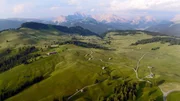 Die Dolomiten im Norden Italiens: Zwischen majest&auml;tischen Gipfeln und idyllischen T&auml;lern liegt ein Paradies f&uuml;r Naturliebhaber und Feinschmecker.