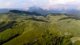 Die Dolomiten im Norden Italiens: Zwischen majest&auml;tischen Gipfeln und idyllischen T&auml;lern liegt ein Paradies f&uuml;r Naturliebhaber und Feinschmecker.