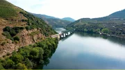 Unterwegs mit dem Zug auf der Linha do Douro.