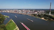 Rheinpanorama: die gro&szlig;en Industrieanlagen in Leverkusen.