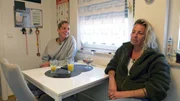 F&uuml;r Mel (li.) und Nana geht es in wenigen Tagen in den Urlaub nach Griechenland. Das Liebespaar m&ouml;chte sich au&szlig;erhalb der Ferien eine Zeit der Zweisamkeit g&ouml;nnen, w&auml;hrend Mels Sohn Elias so lange bei seiner Oma einziehen wird.
