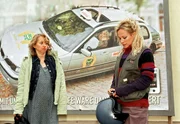rbb Fernsehen WILLKOMMEN IN L&Uuml;SGRAF, Deutschland 2006, Regie Lars Montag, am Donnerstag (08.03.12) um 20:15 Uhr. Ende einer Freundschaft? Ilona (Anna B&ouml;ttcher, li.) ist schwer entt&auml;uscht dar&uuml;ber, dass Moni (Sonja Kirchberger) ein peinliches Foto von ihr verkauft hat.