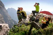 Naturpark Friauler Dolomiten in Norditalien: Biologen und Tier&auml;rzte suchen mit ihren Ferngl&auml;sern nach Steinb&ouml;cken in den umliegenden Felsw&auml;nden.