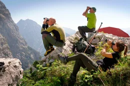 Naturpark Friauler Dolomiten in Norditalien: Biologen und Tier&auml;rzte suchen mit ihren Ferngl&auml;sern nach Steinb&ouml;cken in den umliegenden Felsw&auml;nden.