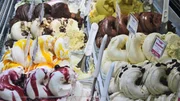 In den hei&szlig;eren Monaten locken hunderte Eiscaf&eacute;s der Hauptstadt Touristen und Einheimische mit au&szlig;ergew&ouml;hnlichen Kreationen.