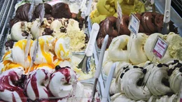In den hei&szlig;eren Monaten locken hunderte Eiscaf&eacute;s der Hauptstadt Touristen und Einheimische mit au&szlig;ergew&ouml;hnlichen Kreationen.