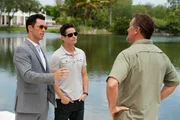 Sam (Bruce Campbell, r.) ist nicht gerade begeistert, als er erfährt, dass Michael (Jeffrey Donovan, l.) und dessen Bruder Nate (Seth Peterson) ihn von der aktuellen Operation ausschließen und nach Hause schicken wollen. Sam (Bruce Campbell, r.) ist nicht gerade begeistert, als er erfährt, dass Michael (Jeffrey Donovan, l.) und dessen Bruder Nate (Seth Peterson) ihn von der aktuellen Operation ausschließen und nach Hause schicken wollen.