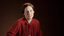 Annika Olbrich als Louise Weiss, Herausgeberin der Zeitschrift L&rsquo;Europe Nouvelle, in der sowohl Aristide Briand als auch Gustav Stresemann Texte ver&ouml;ffentlichten.