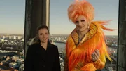 Gemeinsam mit einer jungen Pastorin (Karin Hanczewski, l.) darf Olivia Jones (Johannes Hegemann, r.) auf dem Hamburger Michel als erste Dragqueen das "Wort zum Sonntag" in der ARD ansagen.