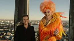 Gemeinsam mit einer jungen Pastorin (Karin Hanczewski, l.) darf Olivia Jones (Johannes Hegemann, r.) auf dem Hamburger Michel als erste Dragqueen das "Wort zum Sonntag" in der ARD ansagen.