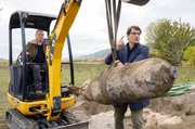 Bernd (Oliver Mommsen, re.) und Viktor (Jevgenij Sitochin) k&uuml;mmern sich um die Bombe.
