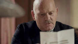 Ulrich Gebauer als Gustav Stresemann liest begeistert eine Depesche des franz&ouml;sischen Au&szlig;enministers Briand, in dem dieser die Gespr&auml;chsbereitschaft seines Landes mit Deutschland ank&uuml;ndigt.