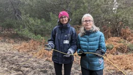 Gilda Currenti und Prof. Dr. Charlotte Krawczyk mit neuer Glasfaser auf dem &Auml;tna.