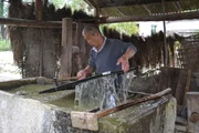 Papiermacher Yang Heping bei der Arbeit im Dorf Yushe, Provinz Anhui