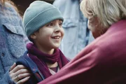 Momo (Fino Marteira Dayekh) ist erleichtert, Irene (Uschi Glas) wiederzusehen.