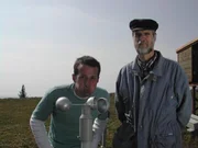 Willi Weitzel und Diplom-Meteorologe Christian auf der Bergwetterstation in Hohenpei&szlig;enberg. Willi bl&auml;st den Windmesser an.