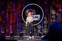 Kabarettistin Lisa Feller pr&auml;sentiert ihr Programm "Dirty Talk".; WDR Fernsehen LISA FELLER SOLO: DIRTY TALK, am Samstag (14.09.24) um 21:45 Uhr. Kabarettistin Lisa Feller pr&auml;sentiert ihr Programm "Dirty Talk". &copy; WDR/Melanie Grande, honorarfrei - Verwendung gem&auml;&szlig; der AGB im engen inhaltlichen, redaktionellen Zusammenhang mit genannter WDR-Sendung bei Nennung "Bild: WDR/Melanie Grande" (S1+). WDR Kommunikation/Redaktion Bild, K&ouml;ln, Tel: 0221/220 -7132 oder -7133, Fax: -777132, bildkommunikation@wdr.de