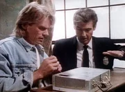 MacGyver (Richard Dean Anderson, l.) und Stringer (Randolph Mantooth, r.) versuchen, eine Bombe zu entsch&auml;rfen.