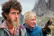 Ziehen mit den Tieren im Sommer in die Berge: Sch&auml;fer-Paar Fabio (l.)  und Alice Masiero mit ihrem Hund  am Valles-Pass in den Zentraldolomiten, Italien.