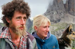 Ziehen mit den Tieren im Sommer in die Berge: Sch&auml;fer-Paar Fabio (l.)  und Alice Masiero mit ihrem Hund  am Valles-Pass in den Zentraldolomiten, Italien.