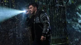 Eddie Brock (Tom Hardy) sucht in der verfallenen Besserungsanstalt Estes nach Hinweisen, wo sich Cletus und seine Freundin verstecken.