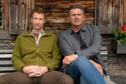 Hans Gruber (Heiko Ruprecht, l.) kann nur zu gut nachempfinden, in welchem Gefühlschaos sich sein Bruder Martin Gruber (Hans Sigl, r.) befindet. Hans Gruber (Heiko Ruprecht, l.) kann nur zu gut nachempfinden, in welchem Gefühlschaos sich sein Bruder Martin Gruber (Hans Sigl, r.) befindet.