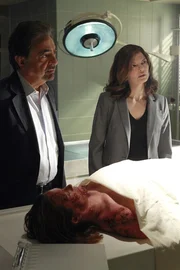 Ein neuer Mordfall besch&auml;ftigt Rossi (Joe Mantegna, l.), Alex (Jeanne Tripplehorn, r.) und das restliche Team ...