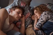 Oliver Kn&ouml;bel (Johannes Hegemann, l.) kann sich immer auf seine treue Freundin Marlene Stelling (Angelina H&auml;ntsch, r.) verlassen.