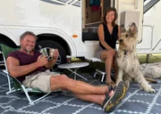 Britta und Andreas mit ihrem Picard Hund Toni auf dem Campingplatz.
