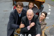 Viktor (Jevgenij Sitochin, vorne) mit Bernd (Oliver Mommsen, li.), Daniela Weigel (Susanna Simon, hinten Mitte) und Svetlana Galkin (Katerina Medvedeva) auf der Fahrrad-Rikscha.