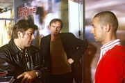 Jupp (Uwe Fellensiek, l.) und Falk (Dirk Martens, M.) versuchen &uuml;ber Dante (B&uuml;rger Lars Dietrich, r.) herauszubekommen, mit wem Sarah kurz vor ihrem Tod Kontakt hatte.