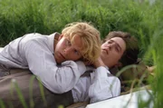 W&auml;hrend ihres Studiums in Cambridge verlieben sich Maurice (James Wilby, li.) und sein gleichaltriger Kommilitone Clive (Hugh Grant, re.) ineinander. Doch die Liebe der zwei M&auml;nner wird in der viktorianischen Gesellschaft als Sittenwidrigkeit geahndet.