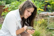 Gastgeberin Jacky Uda mit einer von sechs jungen griechischen Landschildkr&ouml;ten, die sich im 400qm gro&szlig;en Garten auch wohl f&uuml;hlen.
