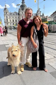 Britta (r) und Andreas mit Hund Toni vorm Rathaus in Graz.