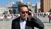 Commissario Brunetti (Uwe Kockisch) muss bei seinem neuen Fall mit Fingerspitzengef&uuml;hl vorgehen.