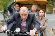 Viktor (Jevgenij Sitochin, vorne) mit Bernd (Oliver Mommsen, li.), Daniela Weigel (Susanna Simon, hinten Mitte) und Svetlana Galkin (Katerina Medvedeva) auf der Fahrrad-Rikscha.