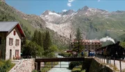 Im Schweizer Kanton Wallis; rechts die Furkabahn.