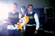 Ein als Clown maskierter Bankräuber hat die Van Heesen Privatbank überfallen. Dabei hat er den Prokuristen Erich Fromm erschossen. Holldau und Toprak (Henning Baum, Erol Sander) übernehmen die Ermittlungen. Ein als Clown maskierter Bankräuber hat die Van Heesen Privatbank überfallen. Dabei hat er den Prokuristen Erich Fromm erschossen. Holldau und Toprak (Henning Baum, Erol Sander) übernehmen die Ermittlungen.