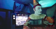 Gensi Clown mit Harmonika.
