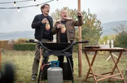 Bernd (Oliver Mommsen, li.) und Viktor (Jevgenij Sitochin) feiern.